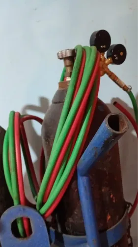 Maçarico com dois cilindros de oxigênio e carrinho