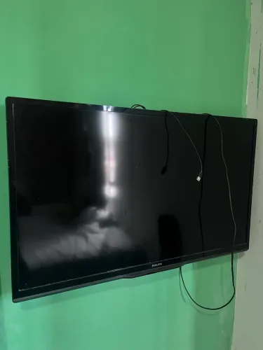 TV Philips Tela Grande - COM DISPLAY QUEBRADO - Para conserto ou peças
