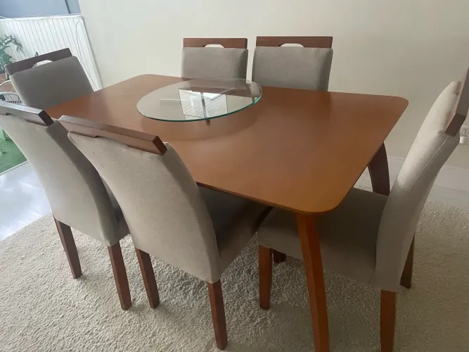 Vendo mesa madeira com 6 cadeiras