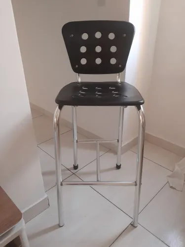 Banquete alta em alumínio com acento em plástico de alta qualidade e designer 