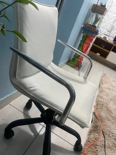 Cadeira giratória toda boa usada