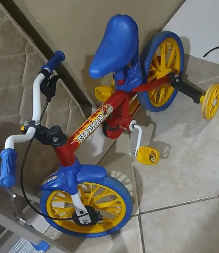 Bicicleta infantil, idade 2 ,3 anos, estado bem conservado. Tudo funcionando.