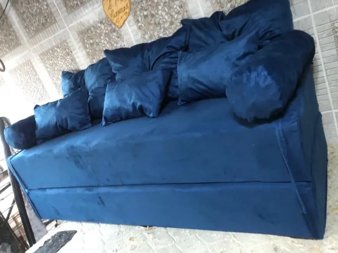 Sofá cama com 8 almofadas de fábrica 
