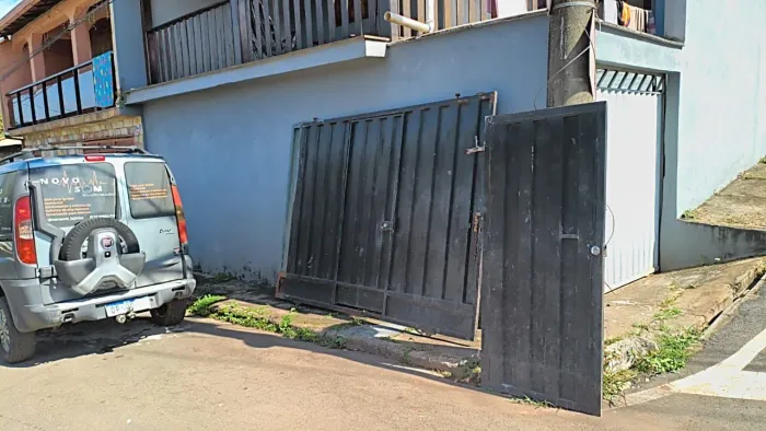 Vende-se portões: 1 de correr com portão social embutido 3x2 e 1 social 1x2 
