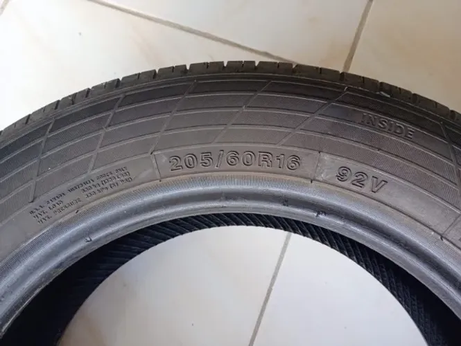 Pneus 205/60 R16 Seminovos - Excelente Estado de Conservação