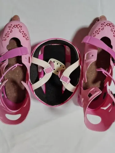 Patins com capacete e joelheira