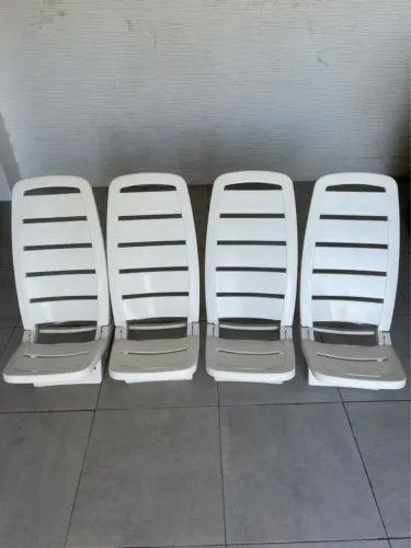 Kit 4 Cadeiras de Praia / Espreguiçadeiras Reclináveis em Plástico.
