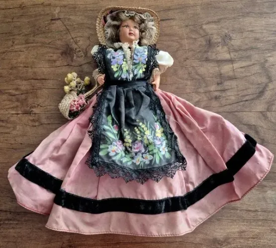 Boneca francesa camponesa em plástico com pele e roupas pintadas a mão - anos 60