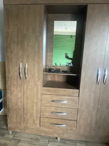 Guarda roupa semi novo 