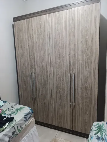 Vende se guarda roupa em ótimo estado de conservação,da rimo preço a negociar