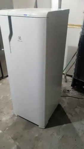 Geladeira Eletrolux Frost Free 1 porta      zerada