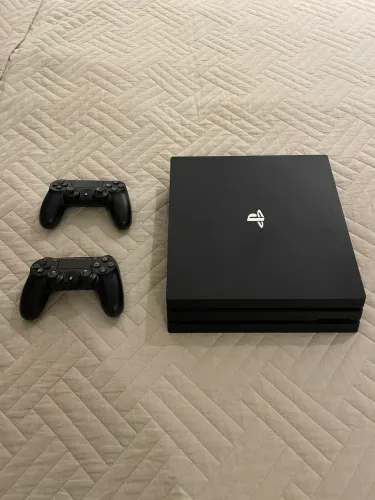 PlayStation 4 Pro 1Tb + 2 Controles Originais