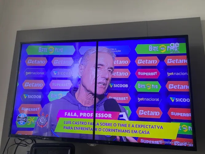 Smart TV AOC 43 polegadas ,pequena faixa preta no centro da tela 