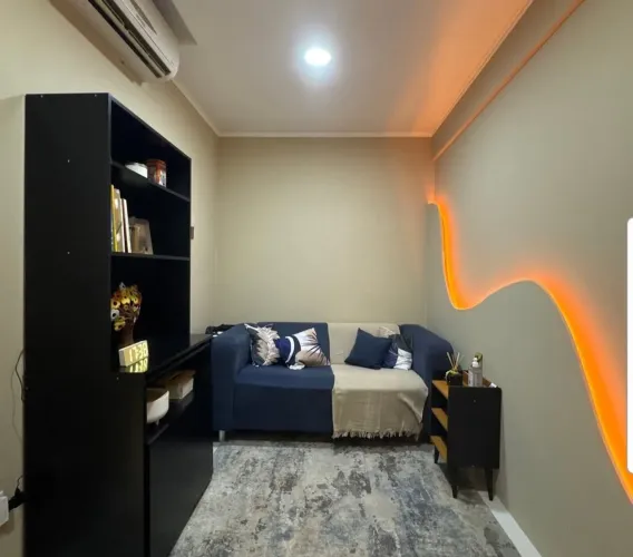 Estante com mesa retrátil