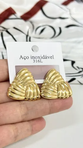Brinco em aço inoxidável banhado a ouro