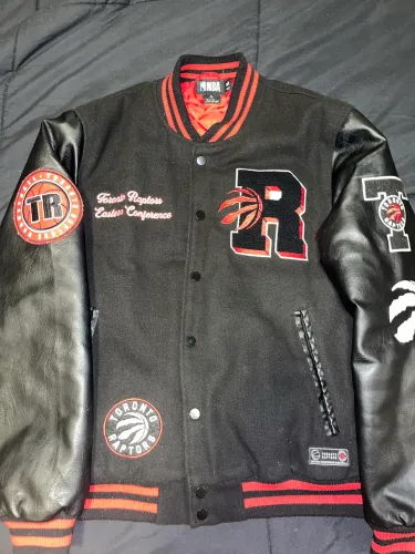 Jaqueta NBA Toronto Raptors Oficial Bordada Preta e Vermelha