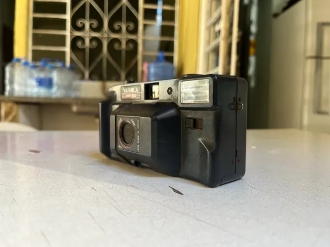 Câmera Fotográfica Antiga a Pilhas e Filme para Revelação.