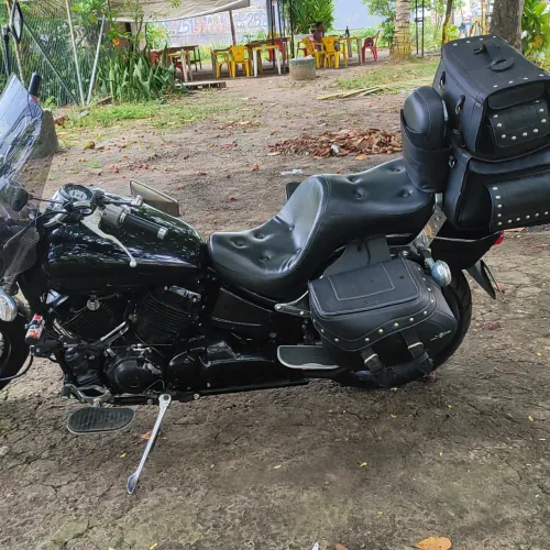 Moto de mulher e garagem 