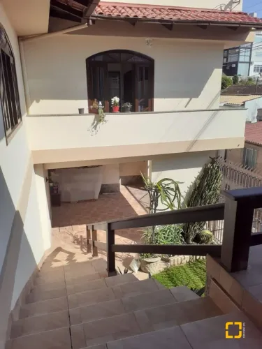 Casa de 3 pavimentos, com 4 dormitórios, sendo 2 suítes - Estreito Florianópolis