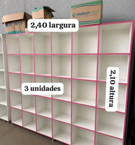 Colmeia expositor loja de roupas