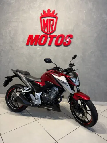 CB 300F 2026 com apenas 900 kms Única Dona Garantida 3 anos da Honda!!!