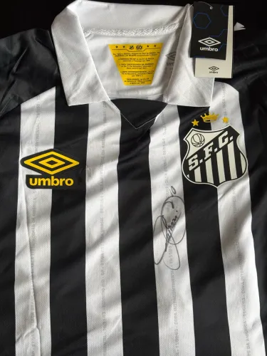 Camisa Santos 2023 na etiqueta autografada pelo Neymar 