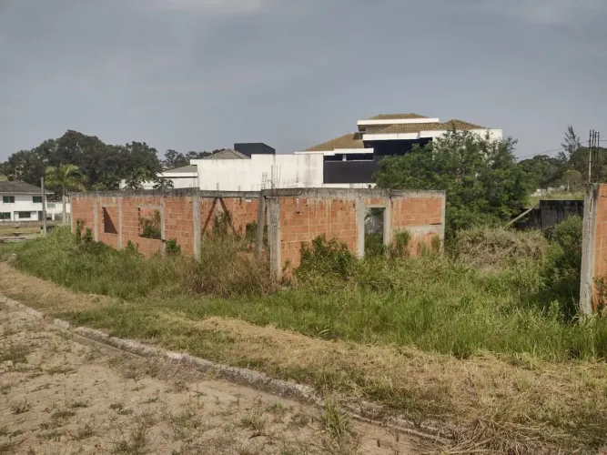 Terreno c/ projeto aprovado e obra iniciada no Praia Mar do Norte
