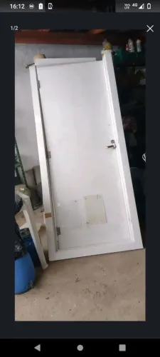 Porta elegante com aduelas