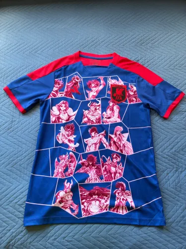 Camisa Japão x Saint Seiya (azul/vermelho) adidas