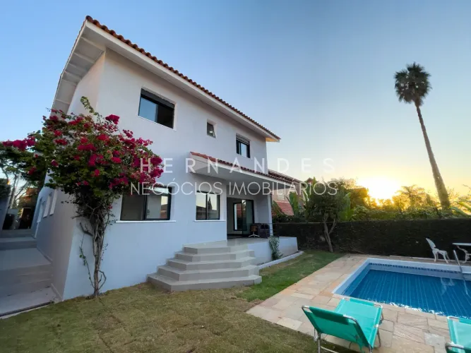 Casa de luxo em Alphaville: 5 quartos, 4 suítes, 3 salas, 6 banheiros, 4 vagas, 317m². Opo
