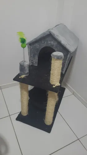 Arranhador e casinha com rede