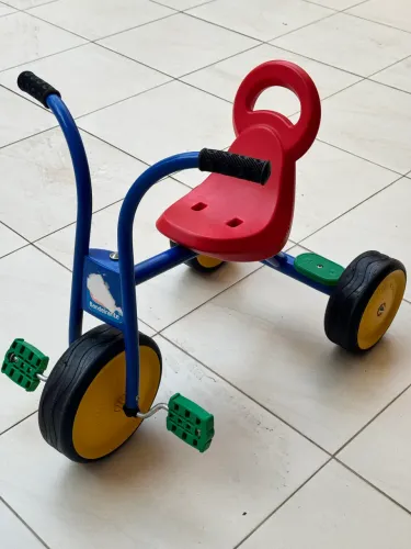 Triciclo escolar Bandeirantes