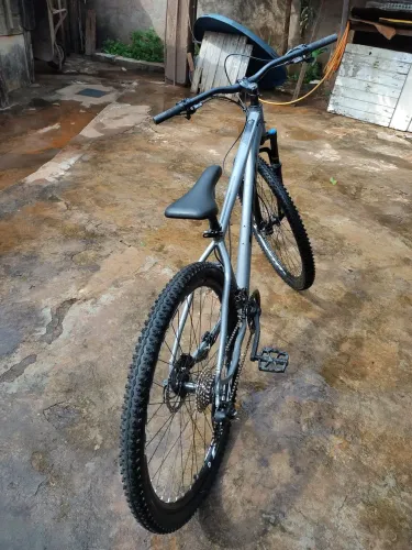 1 Bicicleta aro 29 freio a disco semi nova com nota fiscal 