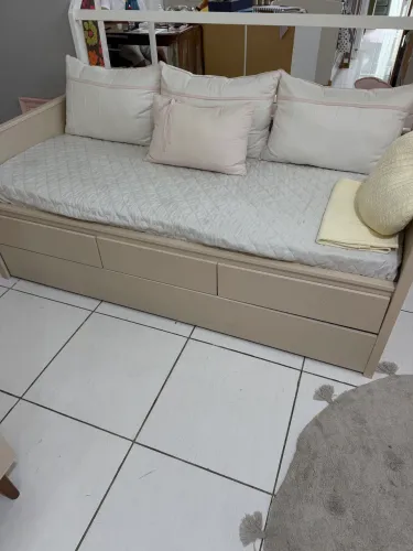 Cama com auxiliar e gavetas