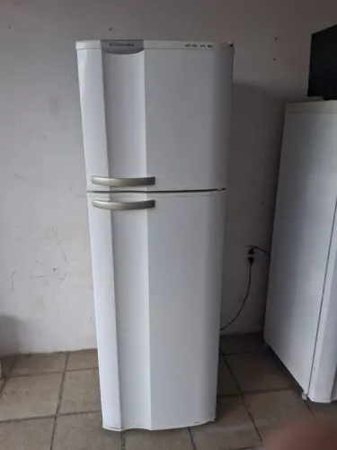 vende.se uma geladeira Eletrolux 90 dia de garantia