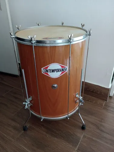 Vendo surdo 18" com pé, capa e baquete Novo. Leia o anúncio com atenção