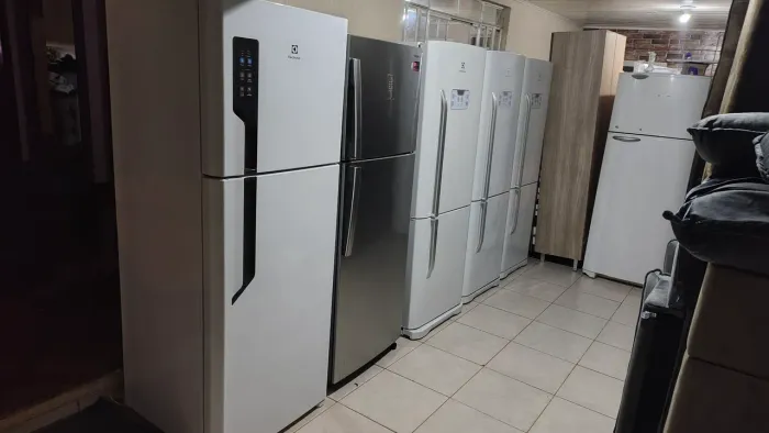 Geladeiras funcionando perfeitamente tudo certinho voltagem 110 chama q da negócio 