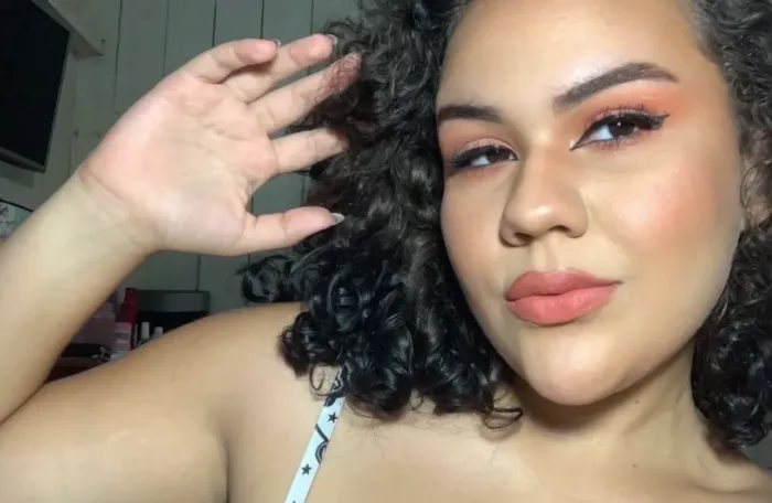 Pronta para brilhar? Transforme seu visual com uma produção impecável.