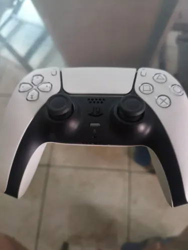 Vendo controle ps5 novo sem marcas de uso original veio no ps5 
