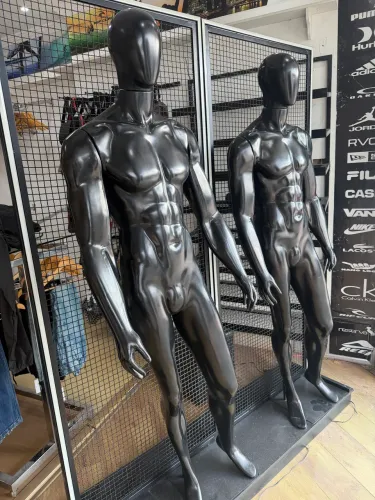 Manequim preto brilhante 