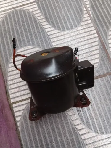 COMPRESSOR PRÁ GELADEIRA PEQUENA E PRÁ FRIGOBAR DÁ EM BEBEDOURO TAMBÉM SEMI NOVO R$100