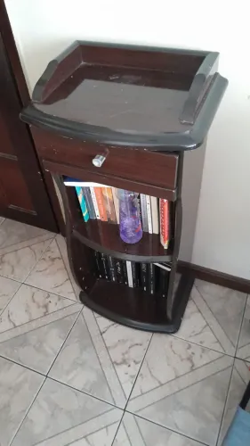 Armario com prateleiras sala