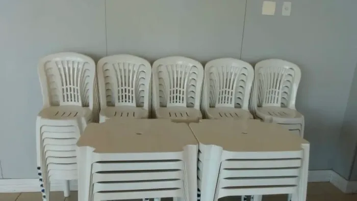 Vendo jogos de mesas e cadeiras.