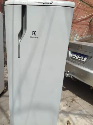 Geladeira Electrolux bonitinha gelando perfeitamente