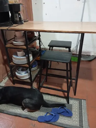 Mesa com duas banquetas
