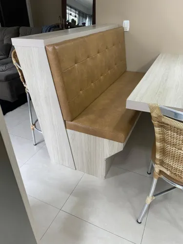 Bancada com cadeira e banquetas
