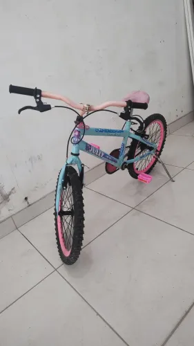 Vendo está linda bike infantil aro 20 colli jully pneus novos pedal novo freios novos leia