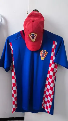 Conjunto espetacular camisa e boné HNS Croácia.