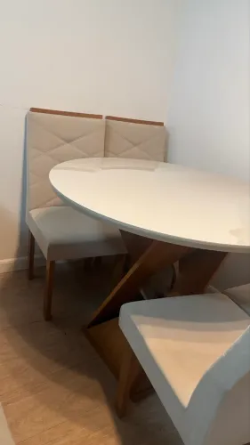 Mesa de Jantar Redonda com Tampo Off White + 4 Cadeiras Estofadas