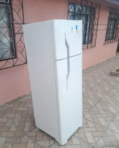 Geladeira Electrolux 260L 110v novinha 